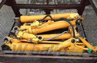 ein Satz von Hydraulikzylindern Liebherr A900 