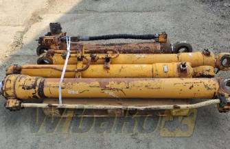 ein Satz von Hydraulikzylindern Liebherr R912 