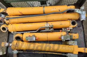 ein Satz von Hydraulikzylindern Liebherr R904C 