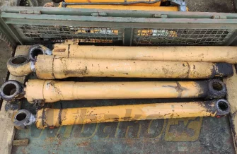 ein Satz von Hydraulikzylindern Liebherr R312 