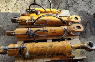 ein Satz von Hydraulikzylindern Liebherr L544 2+2 
