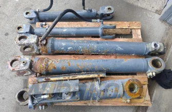 ein Satz von Hydraulikzylindern Liebherr L524 