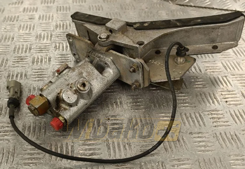 Pedal Liebherr VG7-2/3 L07 9079259-101 – gebraucht