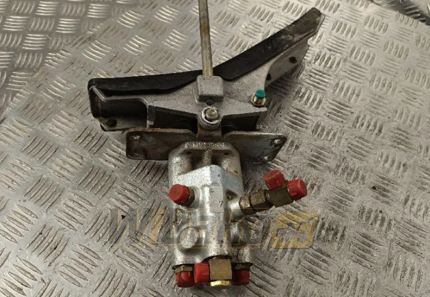 Pedal Liebherr BG-7 2/3 L 01 9882965-000 – gebraucht