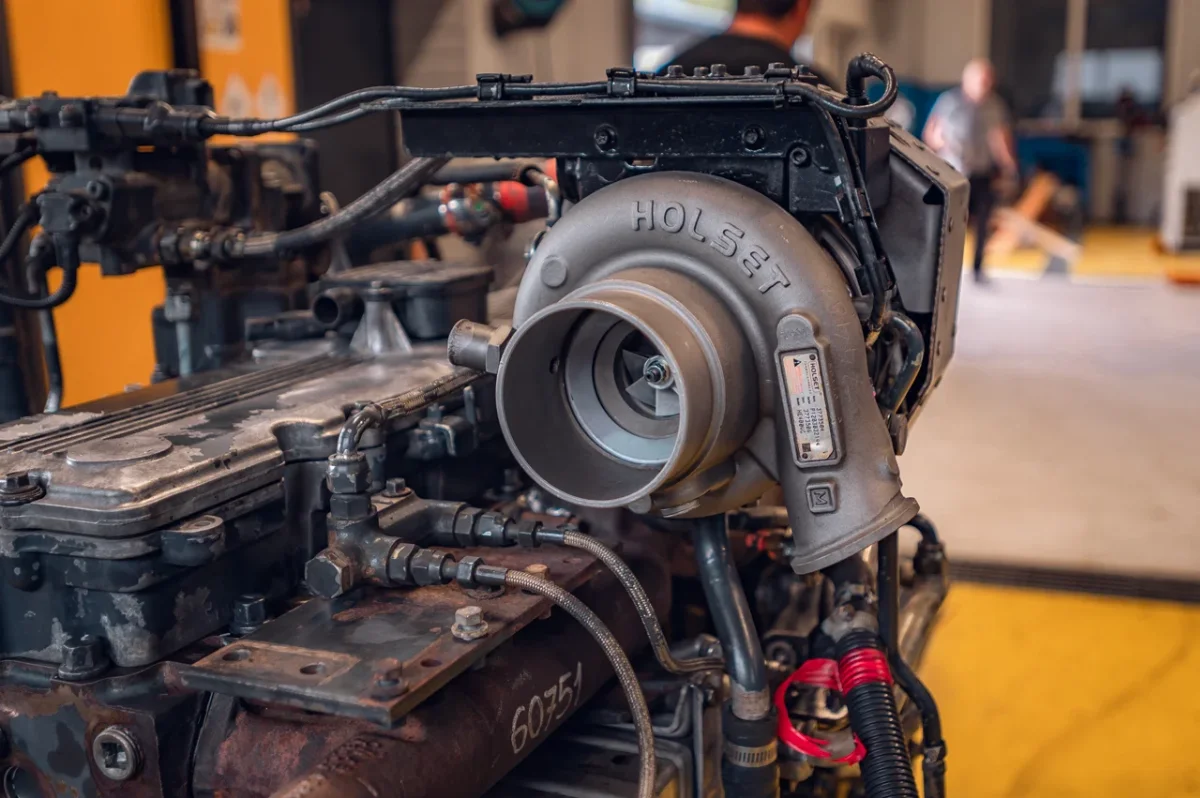Holset-Turbolader an einem Dieselmotor einer Baumaschine