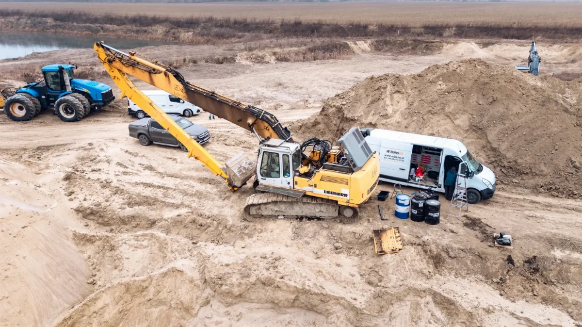 Mobiler WIBAKO-Service an einem Liebherr-Bagger mit Langstiel auf einer Baustelle