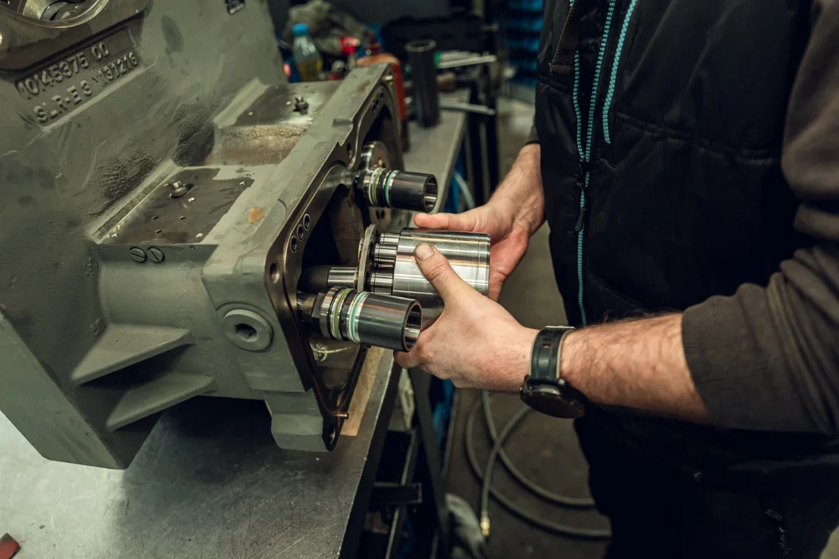 Instandsetzung einer Axialkolben-Hydraulikpumpe in der Werkstatt