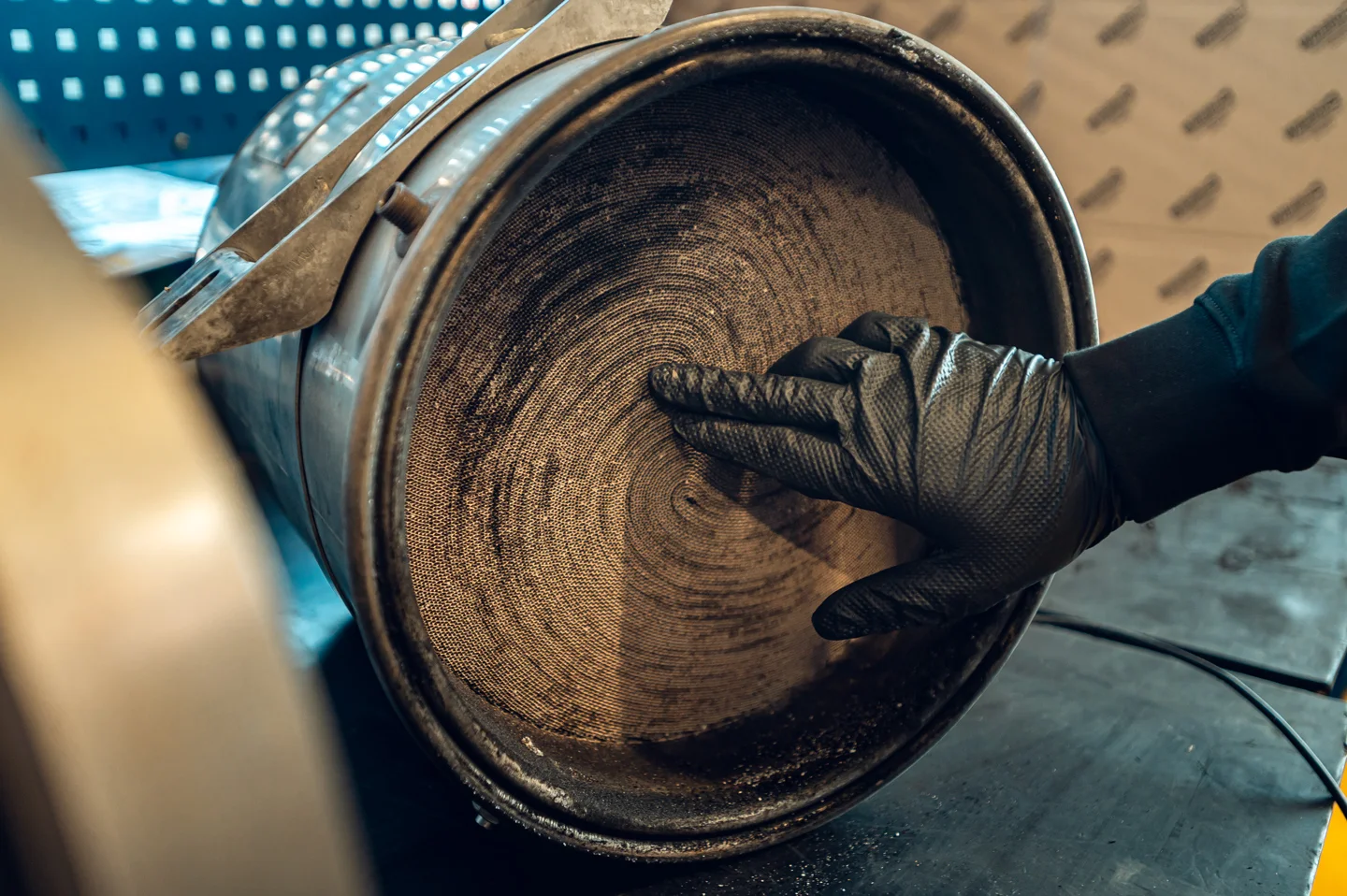 Vergleich eines sauberen und eines verstopften DPF-Filterkerns