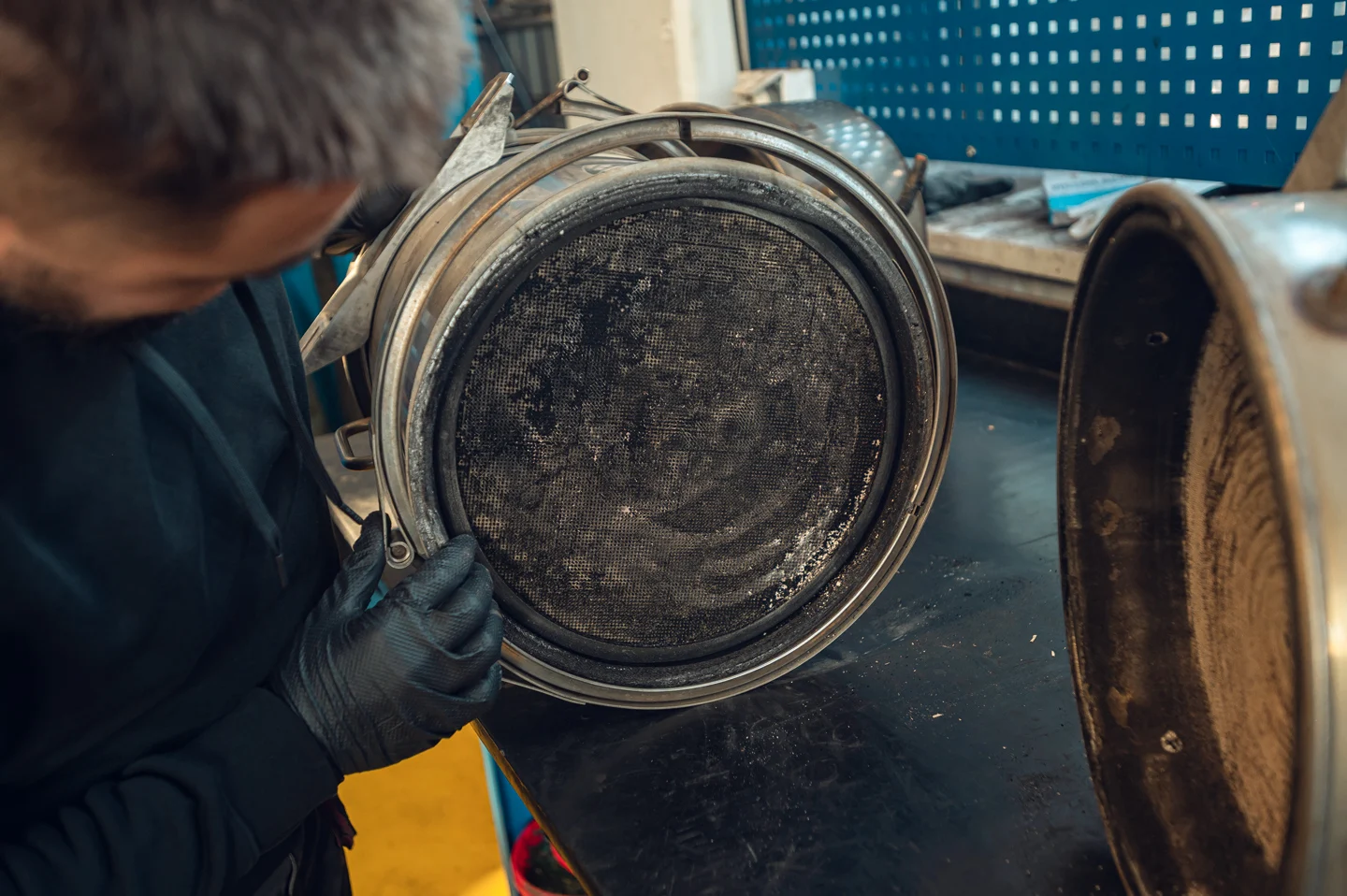 Wartung der Abgasanlage einer schweren Baumaschine