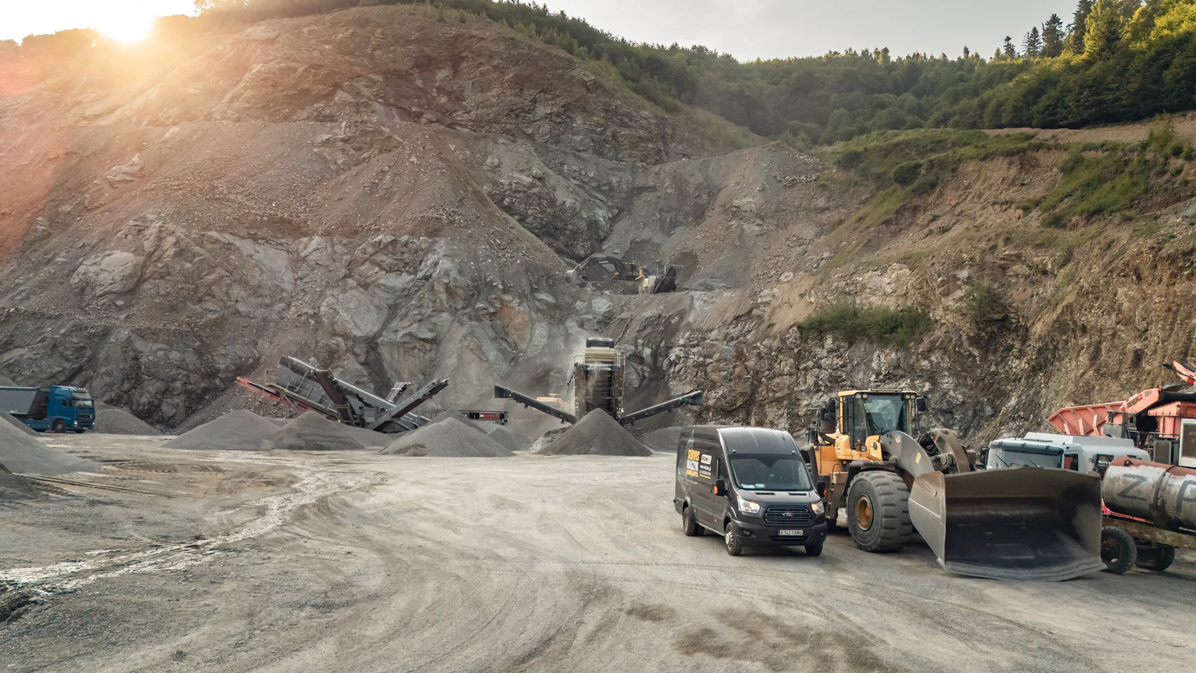 Servicetechniker bei der Diagnose einer Baumaschine