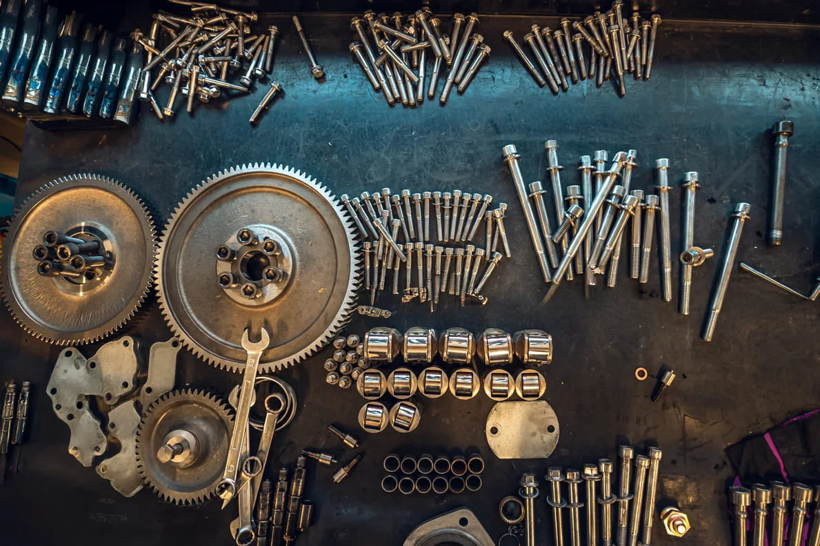 Hochwertige Ersatzteile für Baumaschinen im Lager von Wibako