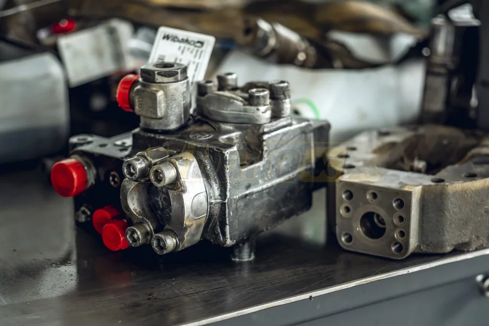 Überholte Hydraulikpumpe mit verschlossenen Anschlüssen und Wibako-Etikett auf der Werkbank