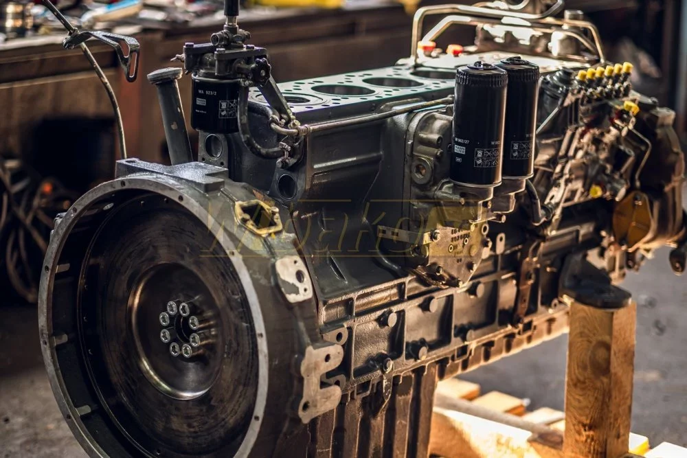 Überholter Dieselmotor ohne Zylinderkopf mit sichtbaren Zylinderbohrungen, Ölfiltern und Reiheneinspritzpumpe