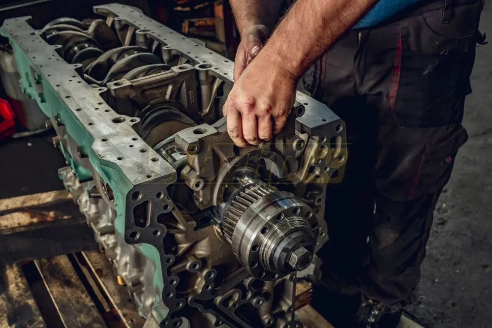 Umgedrehter Dieselmotorblock mit Kurbelwelle und Zahnrad während der Überholung