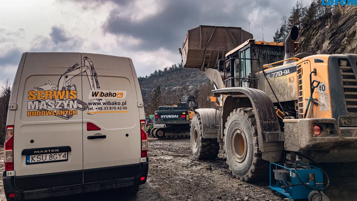 WIBAKO-Servicewagen neben einem Radlader Hyundai HL770-9A im Steinbruch, daneben Servicegerät, im Hintergrund ein Hyundai-Bagger