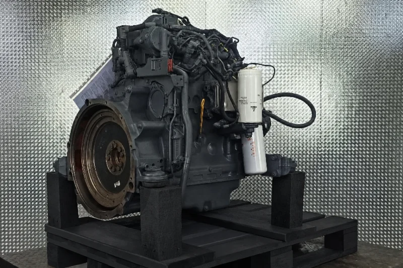 Generalüberholter Sechszylinder-Dieselmotor auf einer Palette im Ersatzteillager mit Regalen