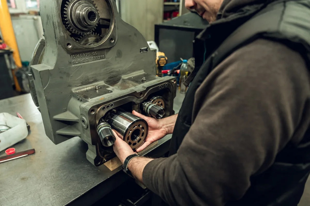 Mechaniker setzt die Zylindertrommel beim Zusammenbau nach der Instandsetzung in das Pumpengehäuse ein