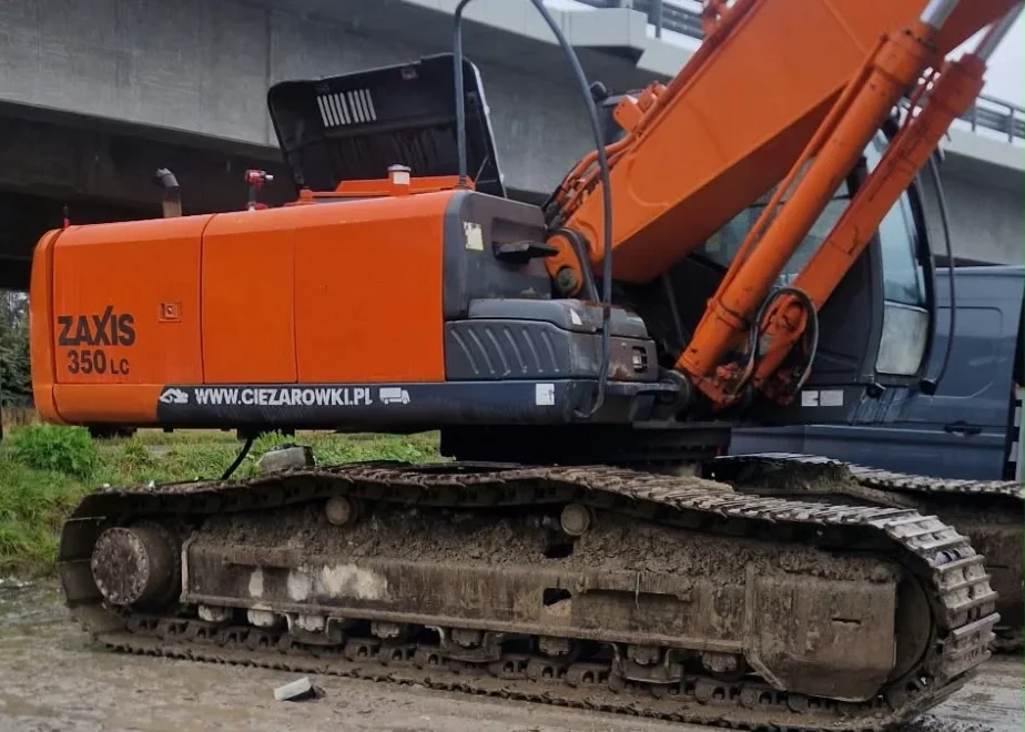 Hitachi Zaxis 350LC Kettenbagger mit geöffneter Motorhaube, Seitenansicht
