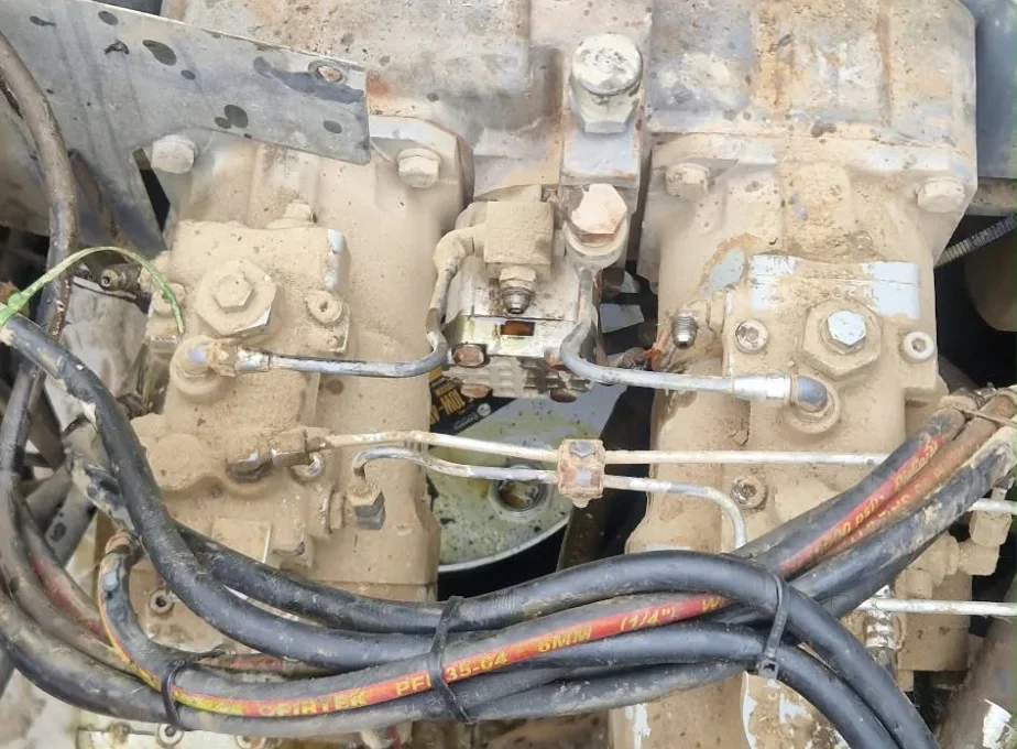 Tandem-Hydraulikpumpe am Motor eines Hitachi ZX350LC-3 Baggers, Ansicht von oben