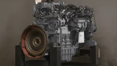 Reparatur des Deutz TCD2013 L06 2V Motors in der Asphaltverlegemaschine Dynapac SD135C