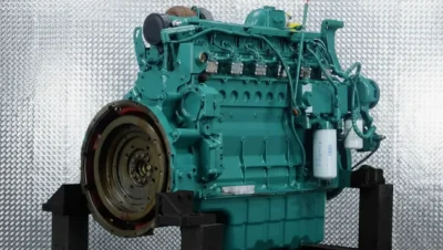 Reparatur des Volvo D7D Motors in der Volvo EC290B Bagger