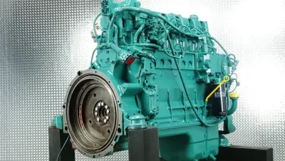 Reparatur des Volvo D7E Motors in der Raupenbagger EC240C
