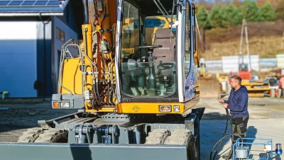 Wartung des Radbaggers Liebherr A314 vor der Winterzeit