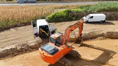 Wie repariert man einen beschädigten Gummiketten? Bagger Doosan DX 225LC