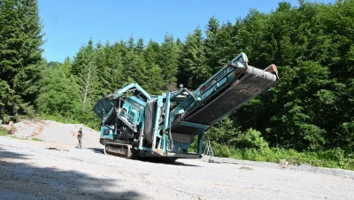 Montage des Perkins-Motors (CAT C4.4) für den PowerScreen-Siebmaschine